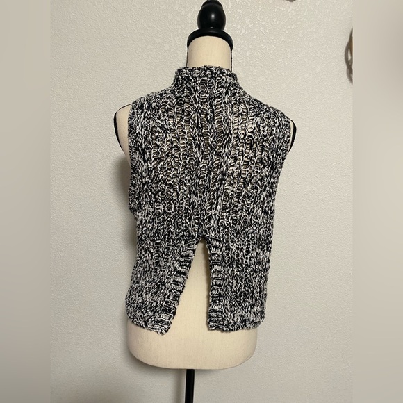 Hollister Black White Knit Vest Sleevess - Picture 3 of 6